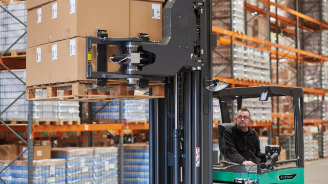 Sicher ins Regal: Der ELEViA ES im Einsatz
